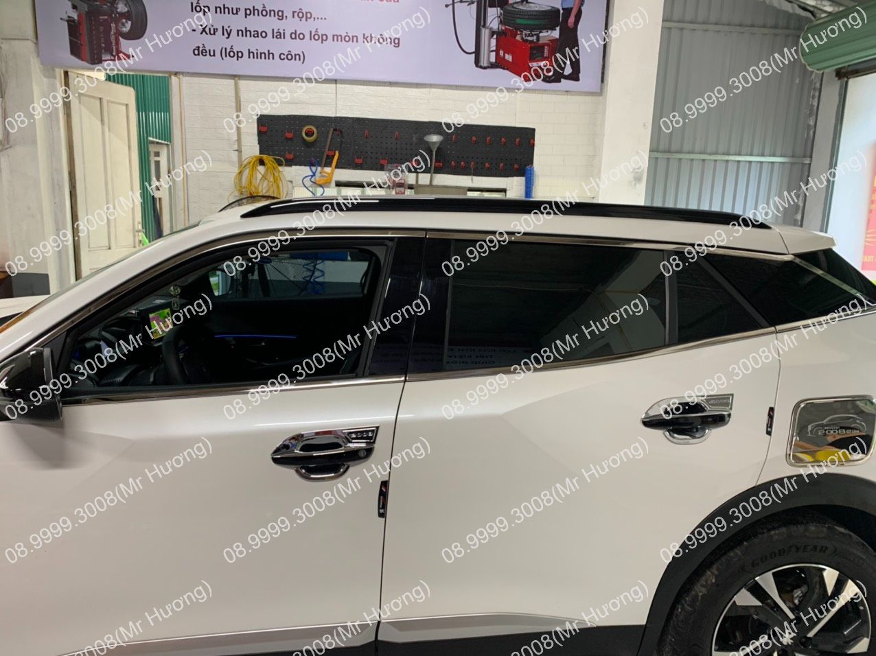 Nẹp chân kính và khung kính xe Peugeot 2008