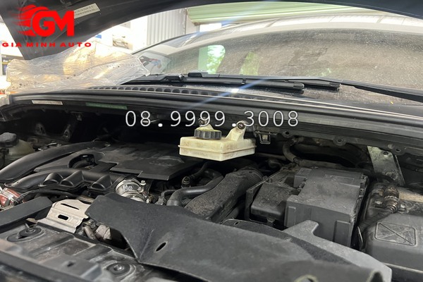 Tấm cách nhiệt dưới nắp capo xe Peugeot