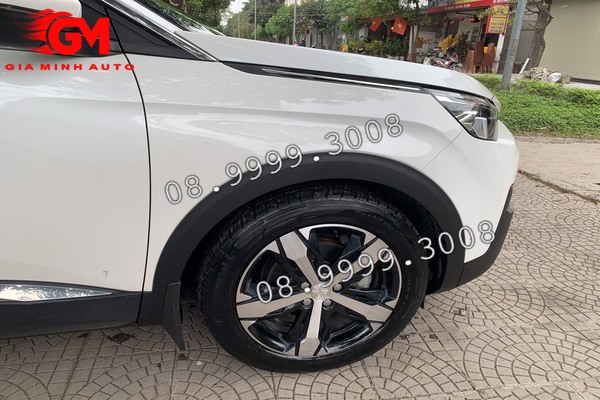 Ốp viền bánh trước bên trái Peugeot 5008 - 98252893XT