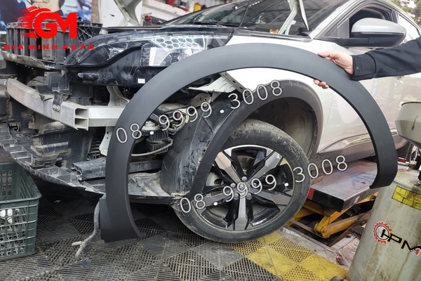 Ốp viền bánh trước bên trái Peugeot 5008 - 98252893XT