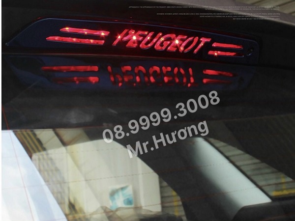 Nẹp đèn hậu tạo chữ Peugeot khi đạp phanh 